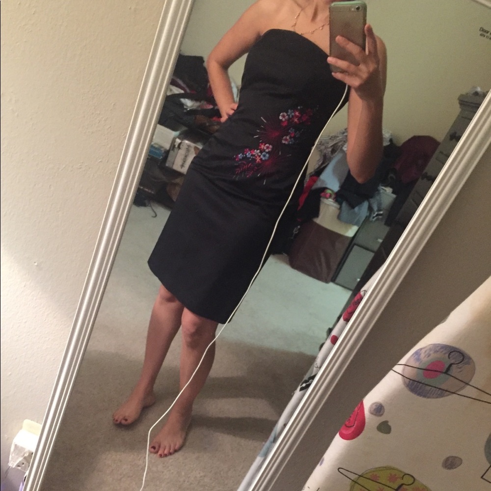 Very classy and cute black dress with pretty 💐🌹